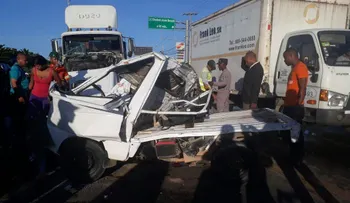 Aparatoso accidente deja una persona muerta en Las Américas
