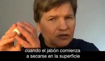 El coloca una barra de jabón bajo las sábanas por una razón increíbleâ?¦ (VIDEO)