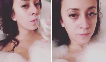 Nai Awada, desnuda, enjabonada y bebiendo champagne