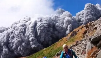Suman 48 muertos por erupción volcán Ontake en Japón (Video)