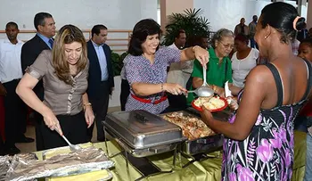 Familias Progresando con Solidaridad de Barahona almuerzan con Margarita Cedeño
