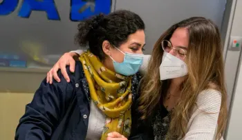 "Los que viven en Afganistán son humanos no juguetes", denuncia una refugiada