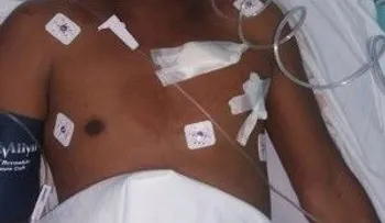 Hieren agente PN impedía agresión a mujer; compañero de arma observa y se queda como si nada 