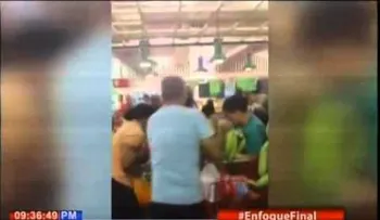Compradores se abalanzan sobre plátanos (VIDEO) 