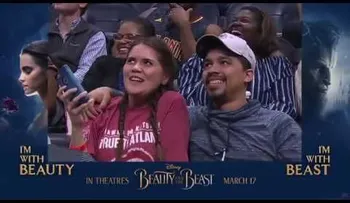 Kiss Cam: Como su novio la rechaza por tomar cerveza, besó a un desconocido