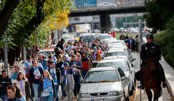 Un muerto y 11 heridos tras pelea entre ultras en España
