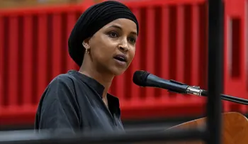 Expertos legales ven difícil retirar la ciudadanía a Ilhan Omar pese a las intenciones del gobierno
