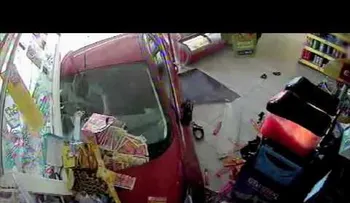 Una anciana ebria termina con su auto dentro de una tienda y casi mata a un niño