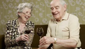 Centenarios dicen receta para una larga vida incluye whisky y sexo