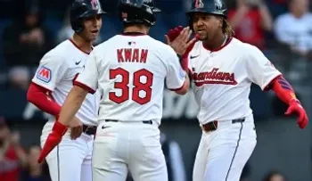 Guardianes superan a Medias Blancas 6-3 y lideran la Central de la Liga Americana