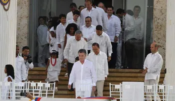 Santos y Timochenko firman la paz de Colombia y terminan 52 años de guerra