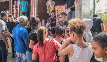 Romeo lleva juguetes a niños de Cristo Rey y Los Guandules