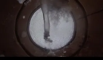¿Qué pasará si descargamos una pistola automáticas contra un barril de agua?