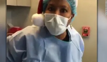 Una doctora que baila y canta cuando opera a sus pacientes genera un revuelo 