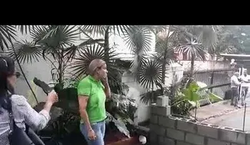 Insólito, inaudito, increíble y abusivo: Coronel construye pared en medio de una calle para que nadie transite