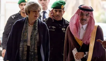 Theresa May no es la primera líder con el cabello al descubierto en Arabia Saudita