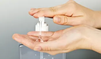 ¿Usar gel antibacteriano o lavarte las manos contra el coronavirus? 