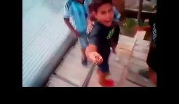 Niños caen de un techo al intentar tomarse selfis