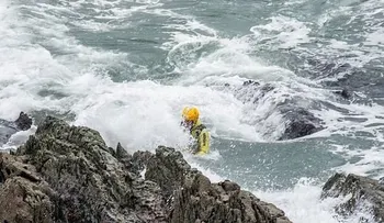 El fuerte viento dificulta la búsqueda del bebé arrastrado por el oleaje en la playa de Navia