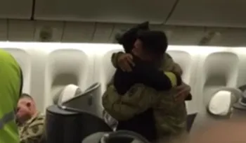 Padre sorprende a su hijo soldado en el vuelo de regreso a casa... era el piloto
