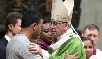 El Papa Francisco saluda a los fieles venezolanos durante el rezo del Ángelus