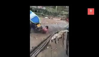 FUERTES IMAGENES: Un hombre lleno de crueldad ata de una pierna a su hija y la arrastra con una motoneta
