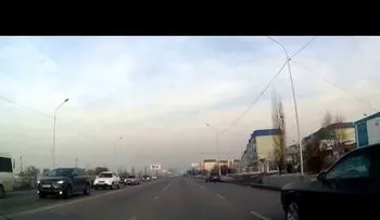 Un conductor saca pecho en la carretera y recibe su merecido
