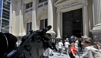 Sector bancario de Argentina levanta paro tras acordar aumento de salarios
