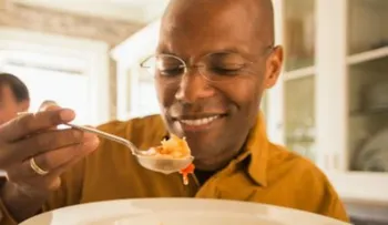 Comer mucho y luego pasar hambre puede prolongar la vida