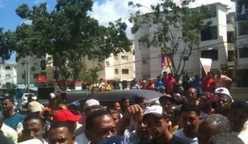 Multitud lleva muerto a destacamento en protesta por su asesinato