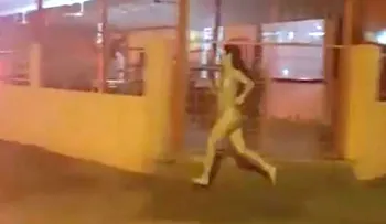 Corrió desnuda por las calles de Paragual detrás de su novio que le robó su celular 