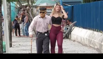 Un anciano genera asombro al pasearse con su novia de 25 años