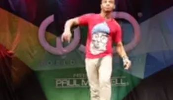 Este joven tiene una peculiar forma de bailar (Video) 