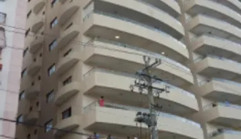 Mujer de nacionalidad colombiana muere tras lanzarse del piso 16 de una torre 