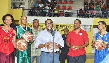 Víctor Mateo hace donativo a la Pastoral Juvenil para campamento de verano
