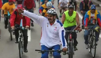Maduro acusa de racismo a quienes se ríen de su caída en bicicleta