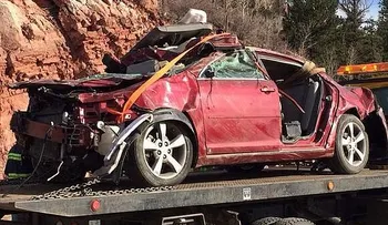 Mujer sobrevive 5 días atrapada en su auto
