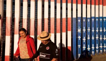 Veteranos deportados ayudaron a pintar esta bandera de EE.UU. invertida en la frontera. ¿Tendrán que quitarla?
