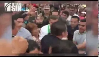 Multitud lanza arena y llama corrupto al presidente de Perú