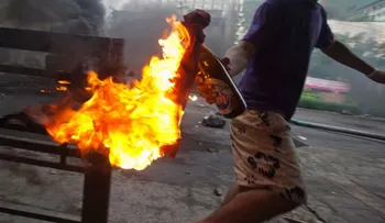 Adolescente detona bomba molotov y compañero resultó herido