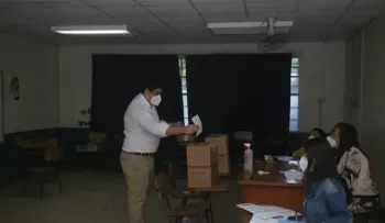 Carlos Alvarado, presidente de Costa Rica vota y pide a la gente acudir a las urnas