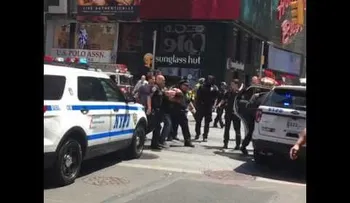 Hombre que chocó en Times Square admite consumió marihuana a policías de NY 