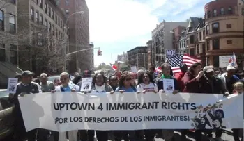 Masiva marcha de dominicanos en Alto Manhattan contra órdenes de Trump