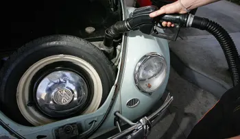 La gasolina en Estados Unidos a casi un dólar por galón