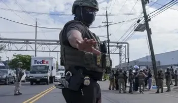 Demócratas y activistas condenan plan de EE. UU. para comprar guantes eléctricos para el ICE