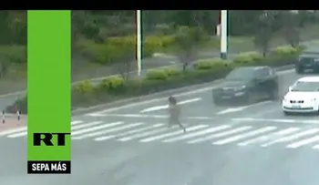 Una mujer es atropellada por dos autos al intentar cruzar con luz roja