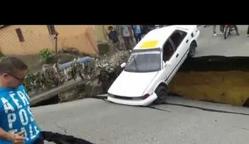 Se derrumba puente en Los Guaricanos (VIDEO)