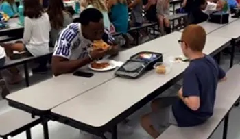 La historia detrás de la conmovedora foto viral de un deportista universitario y un niño autista