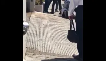Dos hombres se enfrascan en una pelea, tras un accidente, y un AMET busca separarlo 