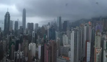 Hong Kong, empapado pero seguro tras el paso del tifón 'Nida'